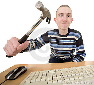 jonge mens Met hamer Op hand En toetsenbord 8656060