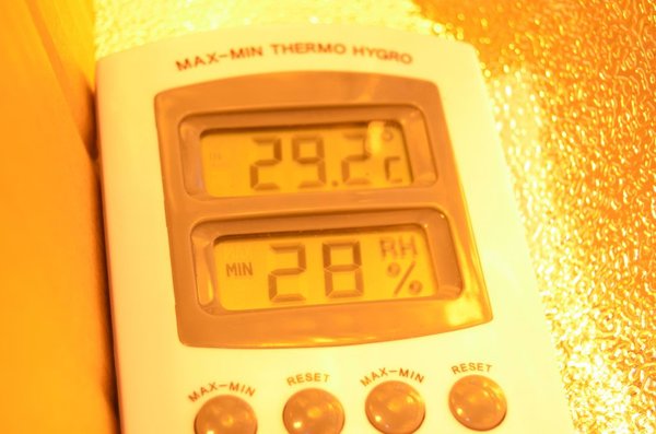 me termometer en vochtmeter in een