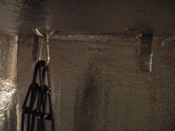 Kunststof ketting en hoeken geplaatst ter versteviging van het plafond